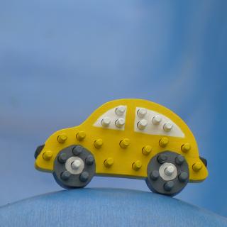 Kolíková vkládačka - auto žluté