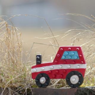 Kolíková vkládačka - traktor červený