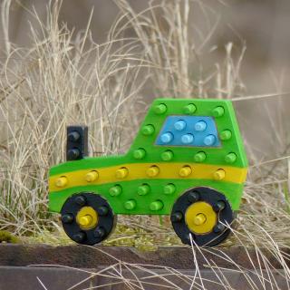 Kolíková vkládačka - traktor zelený