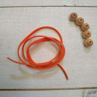 Semišová šňůrka s korálky - různé barvy varianta: oranžová