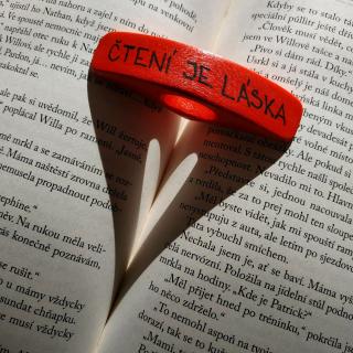 Záložka Palcovka - Čtení je láska Velikost: dámská (průměr 22 mm)
