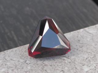Granát 8,40ct; 12,5mm; brus triangl Barion, hluboká sytá červená barva
