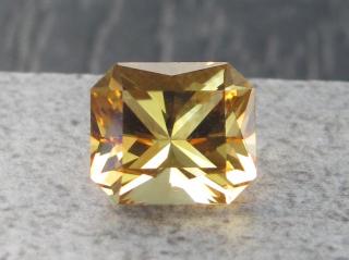 Přírodní citrín 1,99ct; žlutavě zlatý šperkový kámen