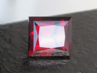 Rhodolit granát 4,98ct; červený kámen s malinovým odstínem
