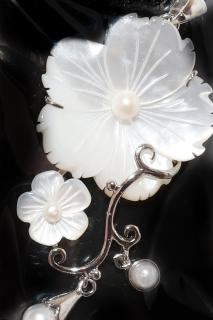 Perleťový květ - bílý (Přívěsek)