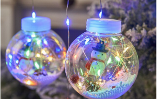 Světelný vánoční LED závěs - Koule se sněhuláky (barevné)