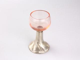 Malý pohárek štamprle panák sklenička na alkohol na stříbrné nožce