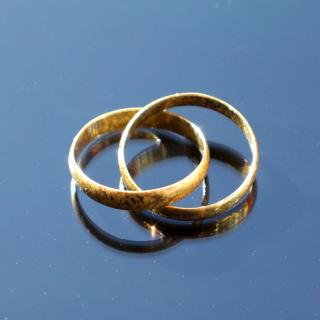 Stříbrné snubní prsteny spojené pozlacené patina