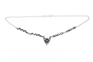 Stříbrný náhrdelík s fialovými kamínky 42 cm