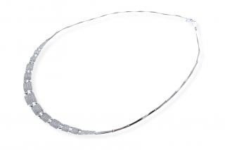 Stříbrný náhrdelník s blyštivými kamínky 32 cm