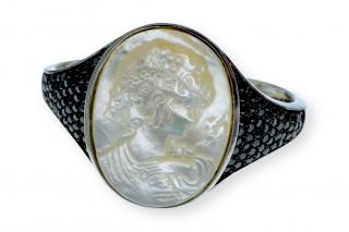 Stříbrný náramek s granátovými kamínky a s perleťovou destičkou 18 cm