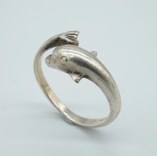 Stříbrný prstýnek delfín