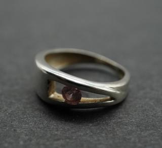 Stříbrný prstýnek fialový kamínek