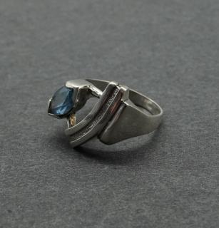 Stříbrný prstýnek modrý kámen §