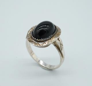 Stříbrný prstýnek s černým kamínkem