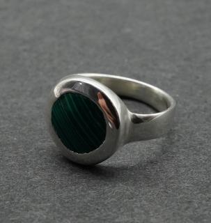 Stříbrný prstýnek s kamínkem zelený