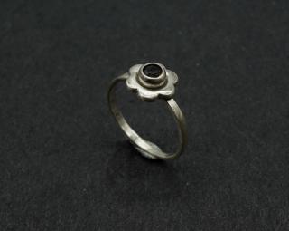 Stříbrný prstýnek s kytičkou a kamínkem