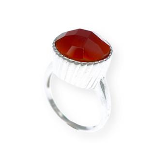 Stříbrný prstýnek s rudým kamínkem