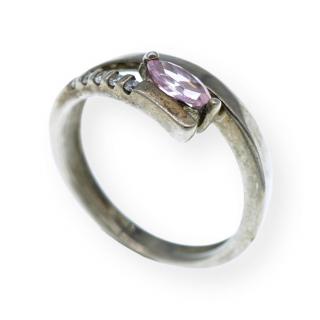 Stříbrný prstýnek s růžovým kamínkem a blyštivými kamínky