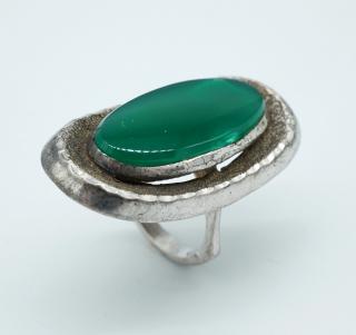 Stříbrný prstýnek se zeleným kamínkem §