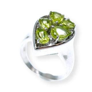 Stříbrný prstýnek se zelenými kamínky