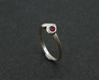 Stříbrný prstýnek srdíčko s růžovým kamínkem
