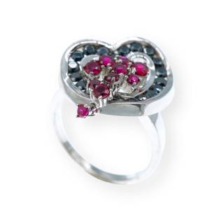 Stříbrný prstýnek srdíčko s růžovými a černými kamínky Velikost: 55.5