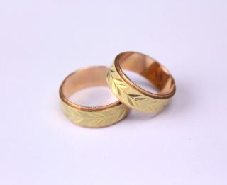 Zlaté snubní prsteny 2 kusy nenošené 14 karátů