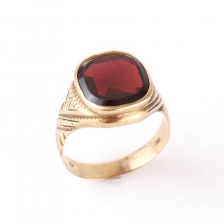Zlatý pánský prsten červený kámen v62