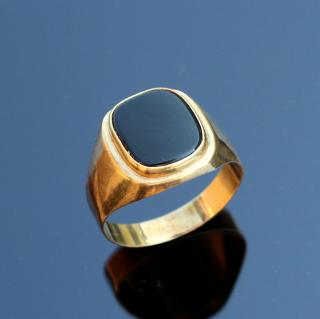 Zlatý prsten s černým kamenem v67