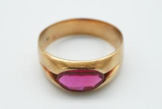 Zlatý prstýnek s růžovým kamínkem