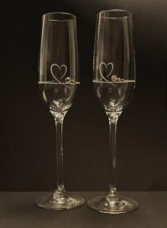 SVATEBNÍ ČÍŠE SRDCEC1 S KAMÍNKY SWAROVSKI svatební číše: víno sklenice 240 ml  se jménem a datumem