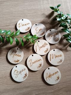 Dřevěné svatební jmenovky se jmény hostů