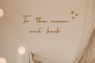 Dřevěný nápis - To the moon and back