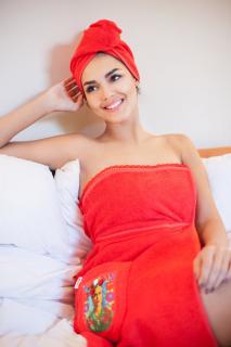 Luxusní červený turban na vlasy