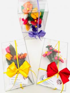 Kytice sasanek a tulipánů v dárkové krabičce - ANEMONE PŘEVÁZANÁ MAŠLIČKOU S CEDULKOU DLE VÝBĚRU Barva: Bílá