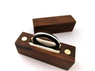 Dřevěné snubní prstýnky Dřevo prstýnku: Eben, Krabička: Var1, Počet: Jeden prstýnek
