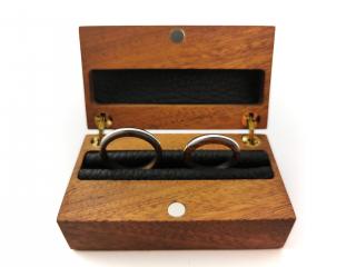Dřevěné snubní prstýnky Dřevo prstýnku: Mahagon, Krabička: Var1, Počet: Dva prstýnky
