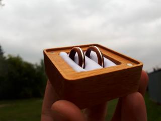 Dřevěné snubní prstýnky Dřevo prstýnku: Mahagon, Krabička: Var1, Počet: Jeden prstýnek