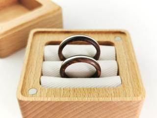 Dřevěné snubní prstýnky Dřevo prstýnku: Palisandr, Krabička: Var2, Počet: Dva prstýnky