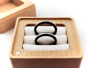 Dřevěný prstýnek Eben Počet prstýnků: Dva prstýnky, Typ krabičky: Dřevěná krabička Var 2