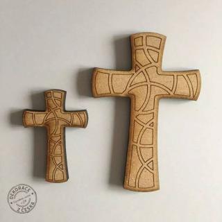 Dřevěný křížek zdobený