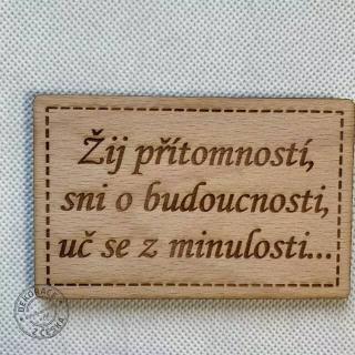 Dřevěný magnet s citátem 11 cm Žij přítomností