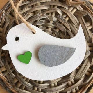 Dřevěný ptáček bílý 7 cm zelené srdce