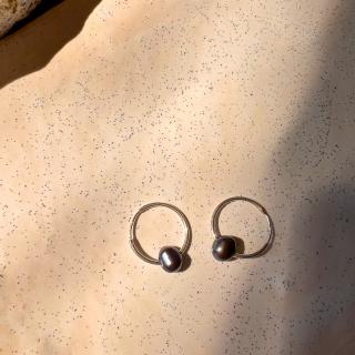 Náušnice s černými barokními perlami Kroužky: 18 mm