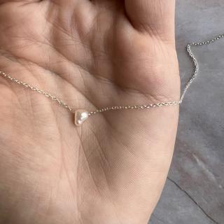 Řetízek s barokní perlou Délka řetízku: 45 cm