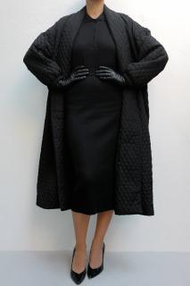 Černý oversize kabát prošívaný s knoflíky