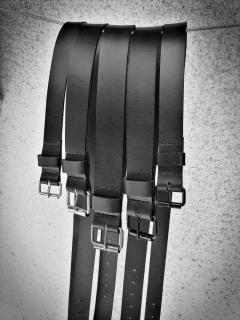 HOT CONTENTS LEATHER kožený pásek úzký Barva: Černá