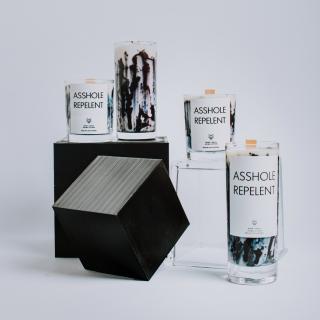 IRONIC CANDLES - ASSHOLE REPELENT - žíhaná Velikost svíčky / Size: Střední / Medium, Barva a vůně / Color and scent: Bílá - ŠAFRÁN & MANDLE & SKOŘICE