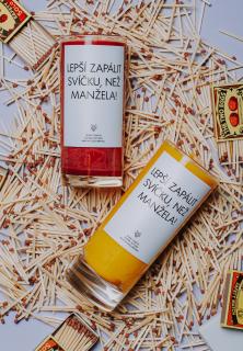 IRONIC CANDLES - LEPŠÍ ZAPÁLIT SVÍČKU, NEŽ  MANŽELA - ŽLUTÁ Velikost svíčky / Size: Střední / Medium, Barva a vůně / Color and scent: Černá - LEATHER